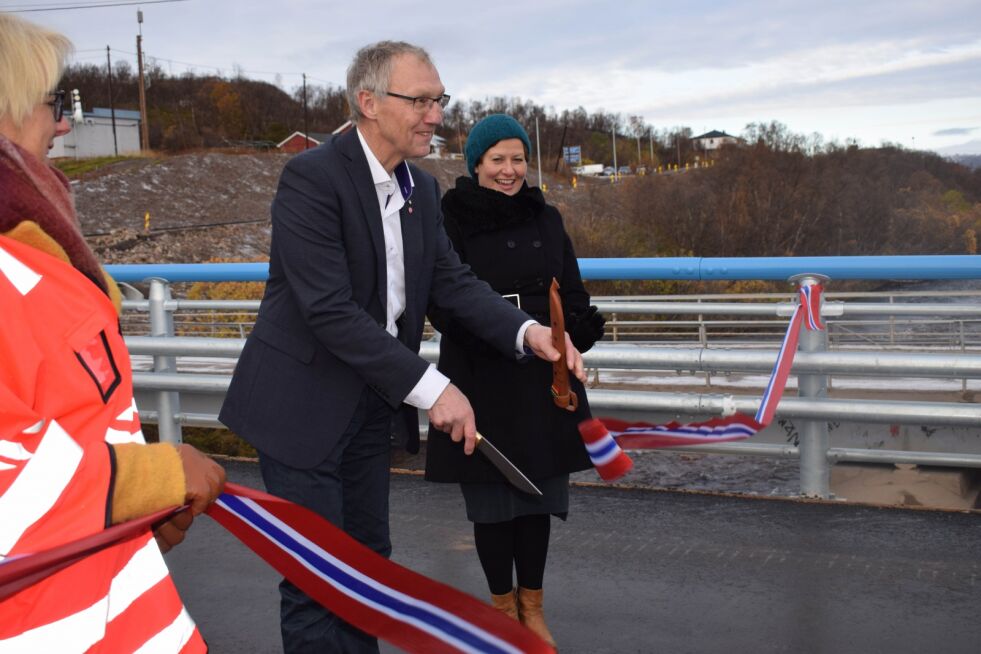 Geir Ove Bakken fra fylket skjærer over den røde snora sammen med ordfører Helga Pedersen.
 Foto: Birgitte Wisur Olsen