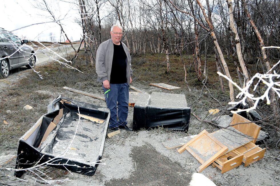 Mathis Persen mener det er både usmakelig og ufattelig at noen får seg til å slenge møbler rett ut i veigrøfta, som her ved Høybukta, ikke langt fra rullebanen til Kirkenes lufthavn.
 Foto: Hallgeir Henriksen