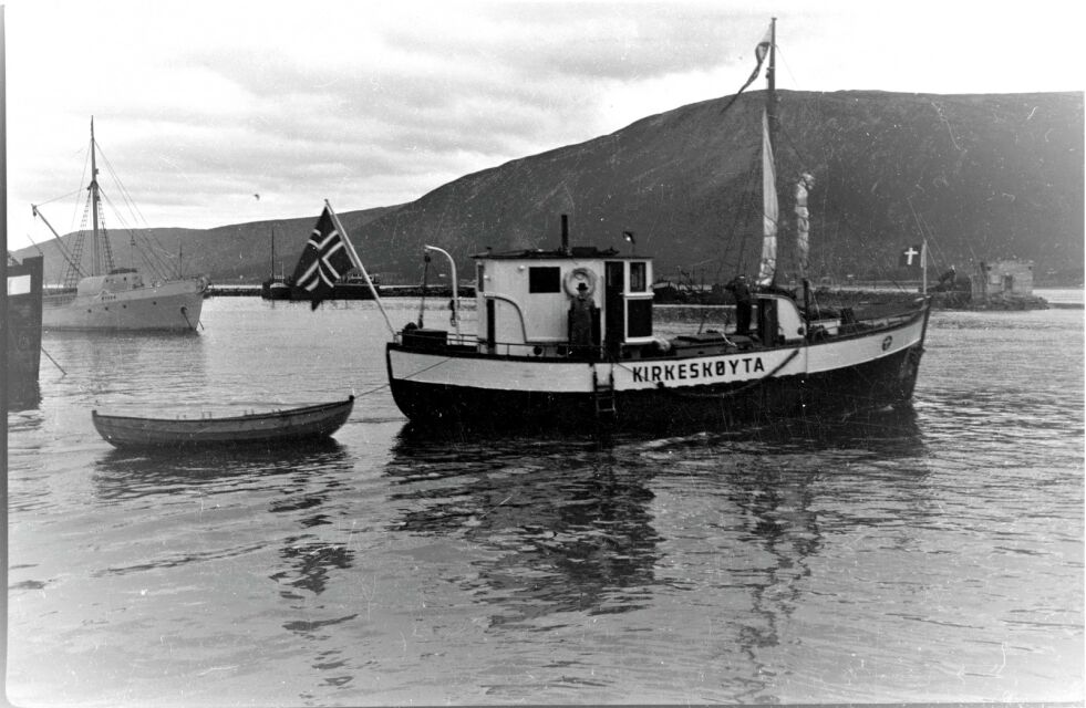 Her er et foto av kirkeskøyta som ble brukt som seilende kirke i Finnmark etter siste verdenskrig.
 Foto: Statsarkivet i Tromsø