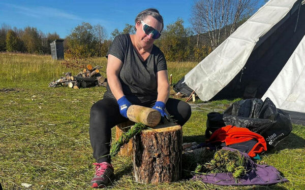 Barn lærer om sennagress og samisk kulturarv