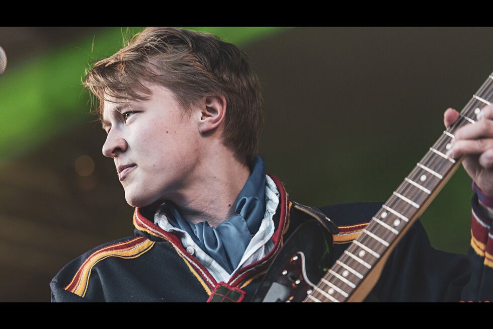 Resirkulert: Emil Karlsen spiller i bandet Resirkulert. Nå er han valgt som Riddu Ri&#273;&#273;us Årets unge kunstner. Bildet er fra fjorårets festival.
 Foto: Ørjan Marakatt Bertelsen