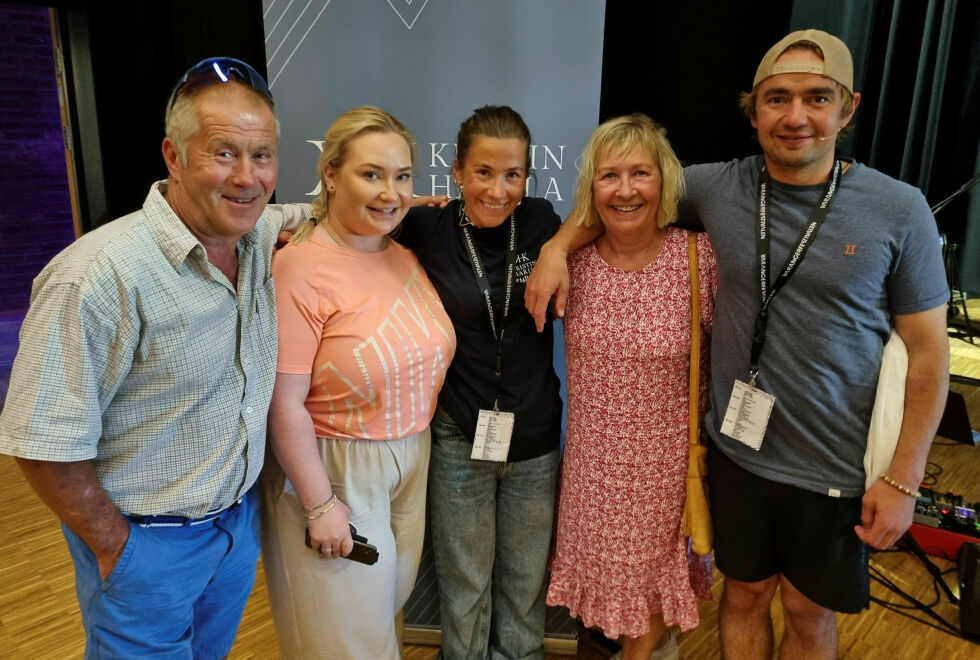 Blant publikum i den mer eller mindre fullsatte salen var også mange familiemedlemmer og venner av Kristin. Fra venstre pappa Jon Petter Harila, kusine Nina Jonassen Gundersen, Kristin Harila, tante Monica Jonassen og Jens Kvernmo.
 Foto: Torbjørn Ittelin