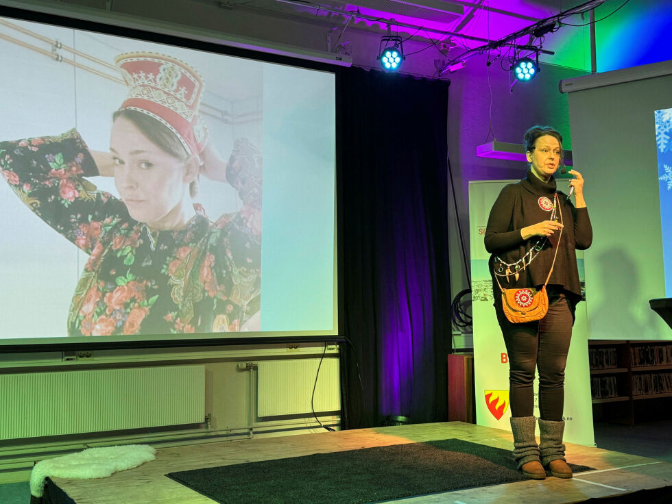 Mari Gauriloff for­tal­te en helt full­sat­t tred­je eta­sje i bib­lio­te­ket en svært nær og per­son­lig his­to­rie om sin egen rei­se til­ba­ke til sine røt­ter.
 Foto: Birgitte Wisur Olsen