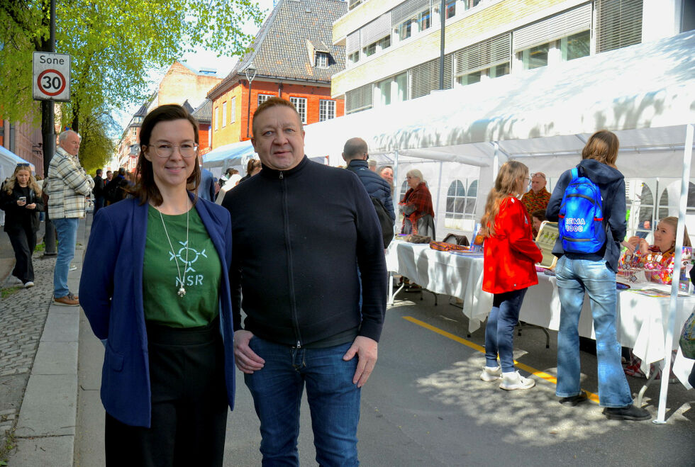 – Vi har leid inn telt og økt arenaen. Det er blant annet for å nyttiggjøre Samisk hus i større grad. For Oslo sámiid searvi er det viktig å lage møteplasser. Det er det som er våre viktigste målsetninger. Og så er det jo litt artig å arrangere også. Det å skape noe, man møter folk og blir kjent med dem, sier Tor Gunnar Nystad. Her sammen med Elle Kirste Johnsen.
 Foto: Sunniva Katrine Bornøy