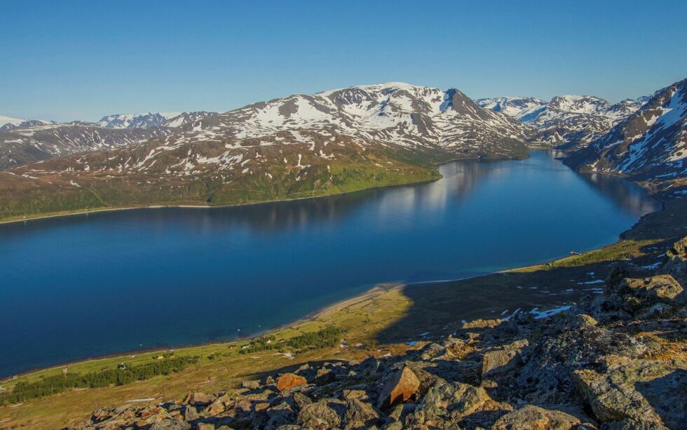 Hav­forsk­nings­in­sti­tutt­et har valgt ut Frakk­fjor­d i Loppa, til å forske på tilstanden før og et­ter opp­drett. Kommunestyret har satt av fjorden til oppdrett i arealplanen, mens blant annet Frakkfjord bygdelagd og Sametinget er i mot. Foto: Odd Arne Wil­helm­sen