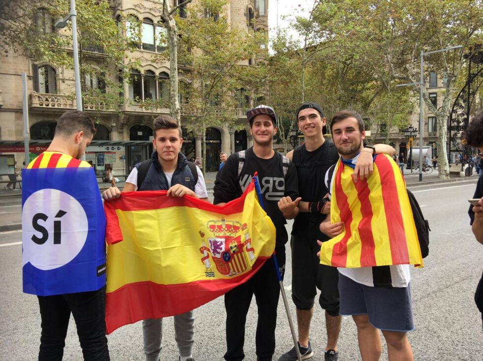 Demonstrasjonene i Barcelona har så langt foregått fredelig. Her er spanske og katalanske nasjonalister i demokratisk forbrødring lokalt.
 Foto: Stein Torger Svala