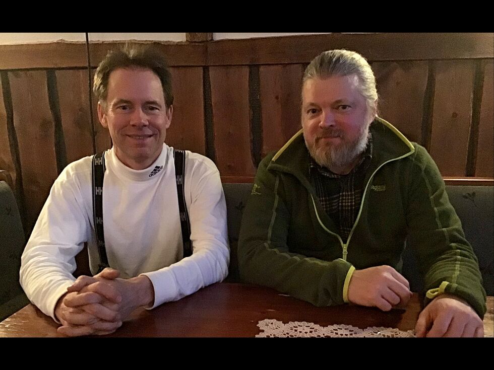 Direktør Øystein Rushfeldt i Nussir ASA og nytilsatt gruvesjef Markus Karlson fra Helsingfors møter Ságat til intervju over en kaffe og nystekte vafler på Kvalsund Kro.
 Foto: Jan T Larsjord