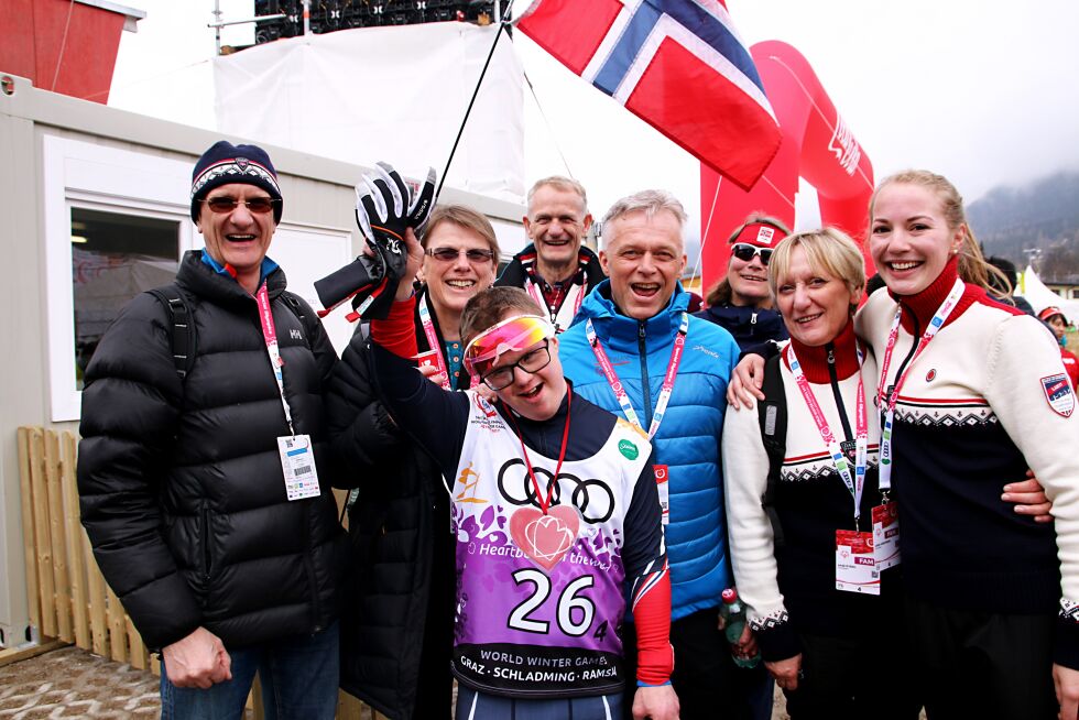 Dag Sibbern Ryeng var meget glad for bronsemedaljen og jubler her sammen med sin nærmeste familie.
 Foto:  Karl Filip Singdahlsen/NIF