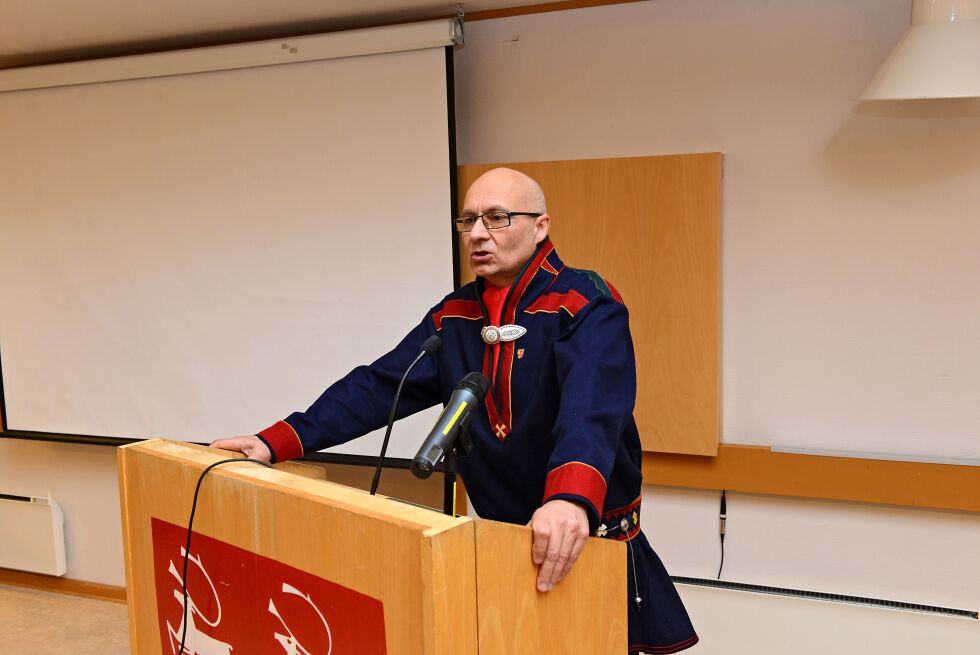 Her er Kåre Olli på talerstolen som opposisjonspolitiker i desember 2014. Olli var blant annet forkjemper for bruk av samisk språk i kommunestyret i Porsanger.
 Foto: Marius Thorsen