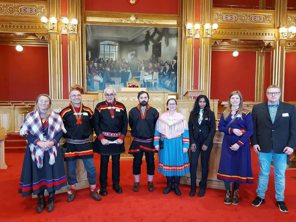 Som oppladning til SVs samepolitiske konferase 14. -15. oktober, fikk SVs Samepolitiske Råd omvisning på Stortinget av stortingsrepresentant Lars Haltbrekken, og hadde et møte med SV-stortingsrepresentanter der de diskuterte samiske budsjettbehov.
 Foto: Mikkel Berg-Nordlie
