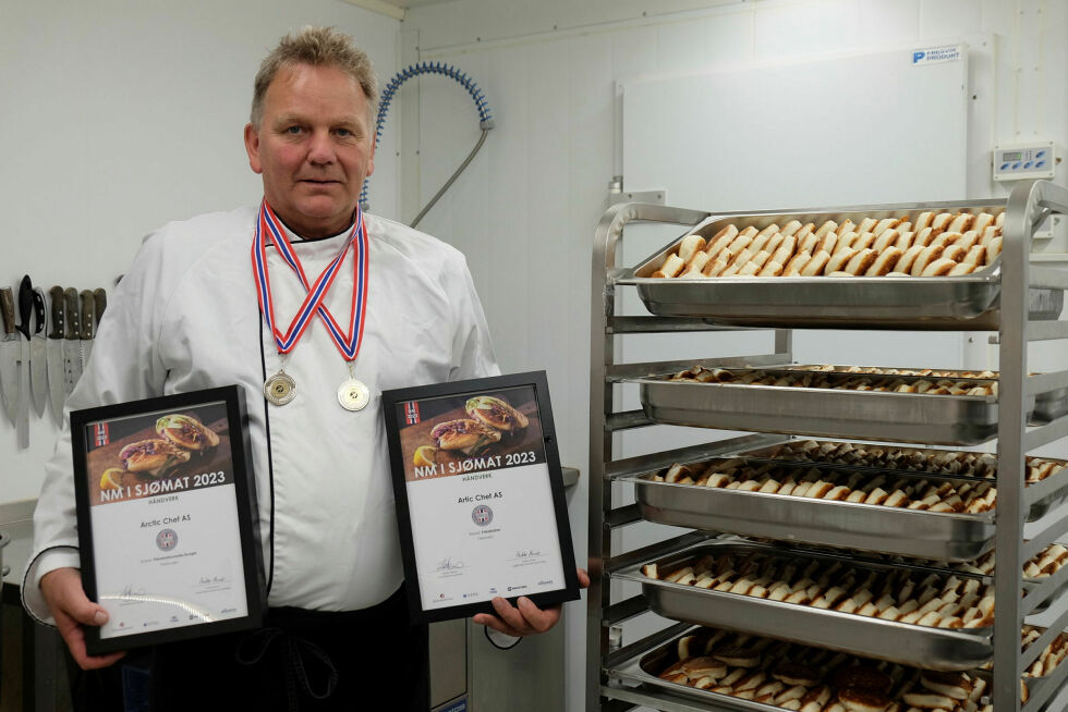 Stig Arvola viser stolt sine utmerkelser.
 Foto: Bjørn Hildonen