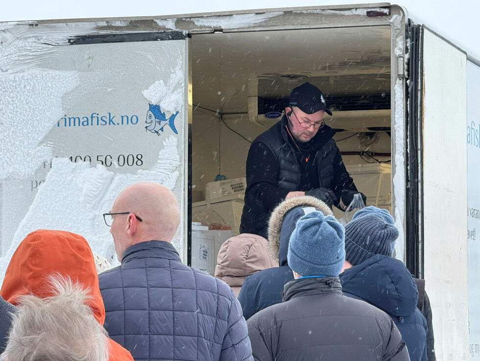 Ørjan Anvik hadde en travel dag torsdag. Det skyldes ikke minst at folk var sultne på mølje.
 Foto: Oskar Melkeraaen Aas