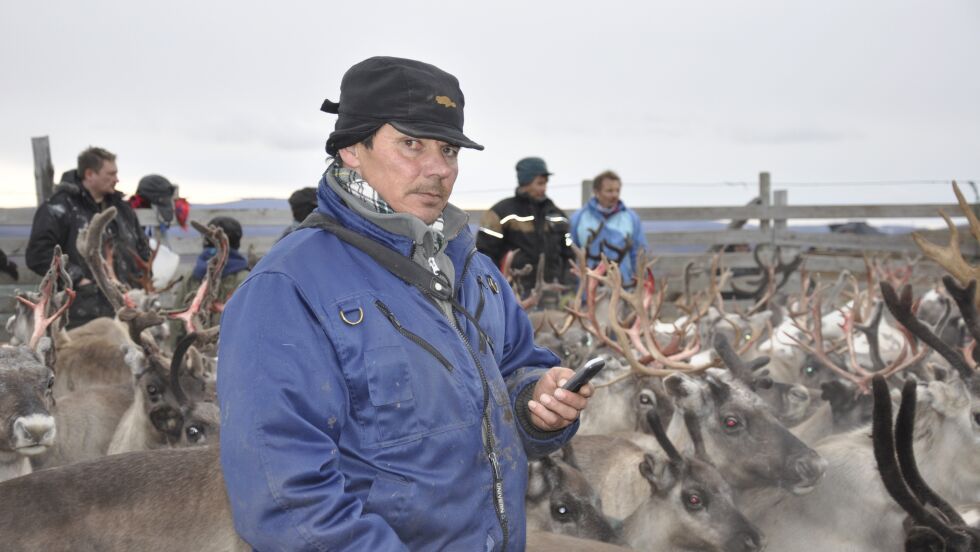 Kautokeino flyttsamelags leder Nils Mathis Sara legger ikke skjul på at han er mektig skuffet over løftebruddet til Høyre-FrP-regjeringen.
 Foto: Inga Marie Guttorm, Ávvir