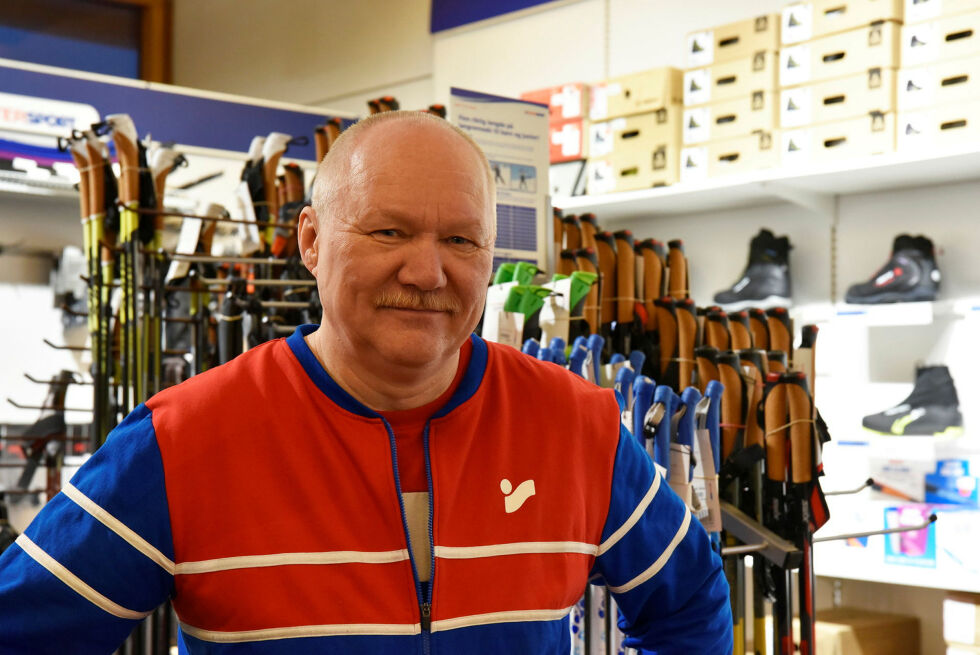 – Vi har sett en oppblomstring av fiske og friluftsliv blant ungdom i Porsanger, forteller butikksjef Svein Andreas Henriksen ved Intersport Lakselv.
 Foto: Oskar Melkeraaen Aas