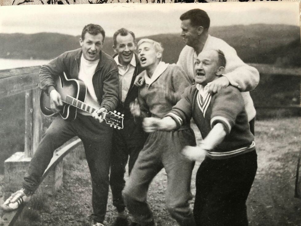 KIF-spillerne Wlly Olsen (til venstre), Jan Mauno, og Jan Lissner lader her opp med litt rockemusikk sammen med trener Einar Enoksen og oppmann Erling Schistad under en stopp på Ifjordfjellet på vei til fotballkamp i Hammerfest.