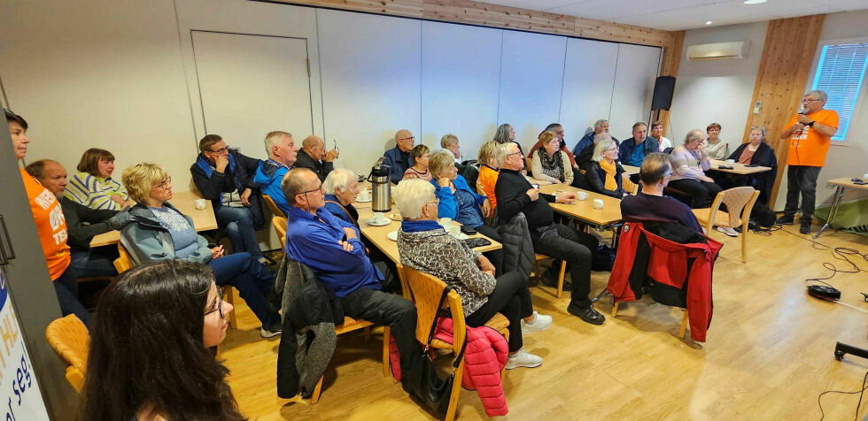 Bernt-Aksel Jensen (til høyre) holdt foredrag om tinnitus for 33 fremmøtte på frivilligsentralen.
 Foto: Nordkapp HHL