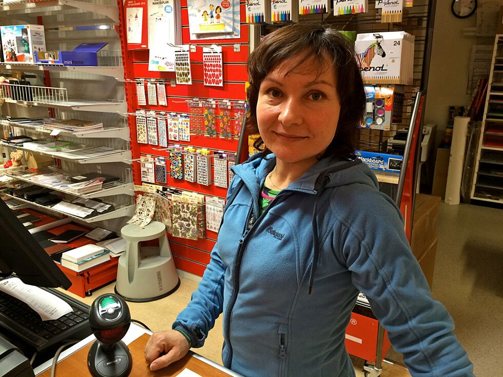Lioudmila «Luda» Holm fra Sirbmá sier hun ikke kunne la sjansen gå fra seg og har nå overtatt Tana kontor og leker. Når hun er inne i butikkdriften ønsker hun å fylle hyllene med duodji-produkter.
 Foto: Tom Hardy