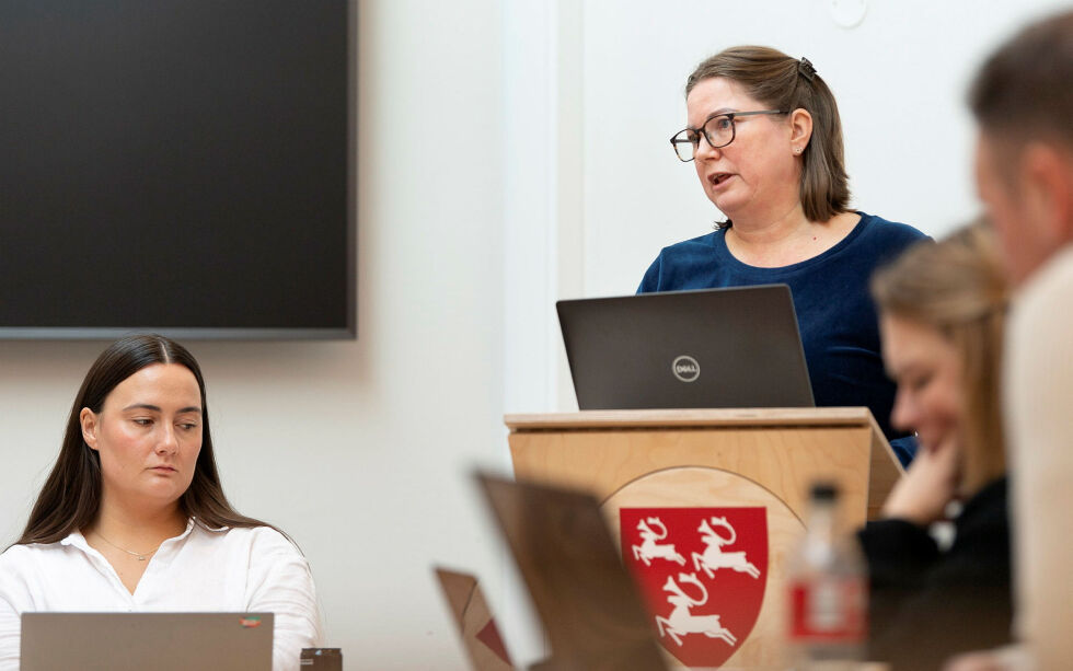 Sektorleder Solveig Skarhol (på talerstolen) orienterte om en utfordrende sommer innen helse og omsorg. Varaordfører Mariell Haugli til venstre.
 Foto: Cecilie Bergan Stuedal