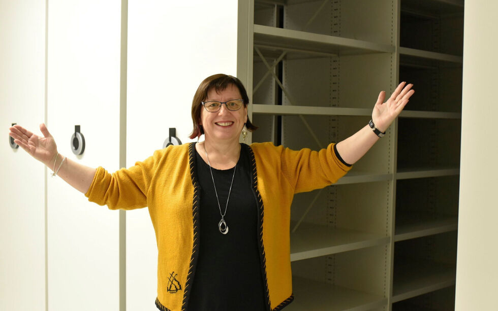 Daglig leder Gunnhild Engstad er storfornøyd med lokalene til det nye arkivverket. 
– Det er gledelig og lyst, og man føler man kan puste bedre, smiler Gunnhild.
 Foto: Irene Andersen