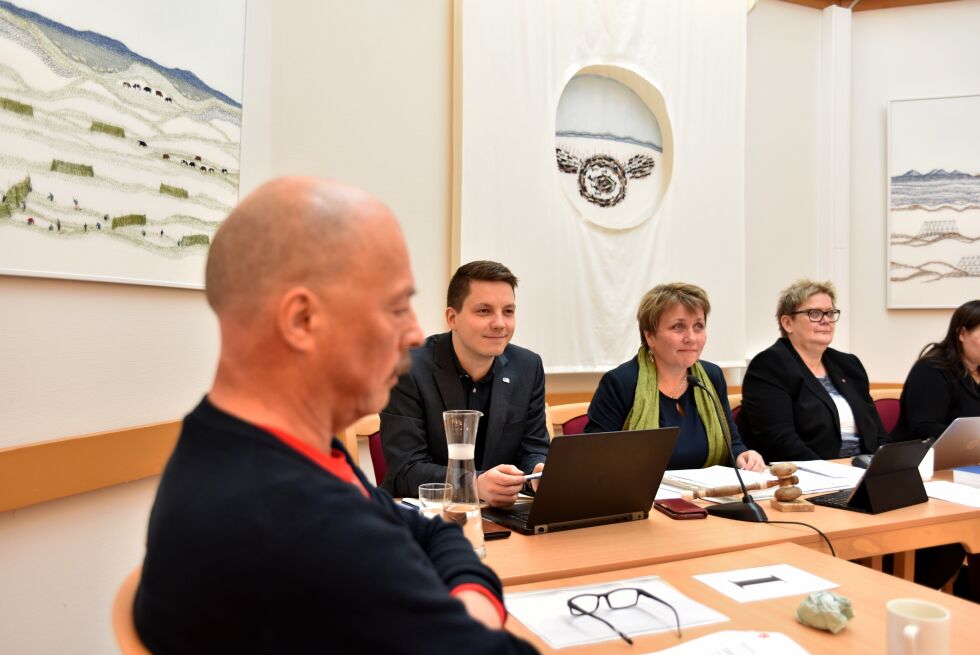 Jonas Nymo inntok varaordførerplassen ved siden av ordfører Aina Borch allerede i starten av møtet. APs Torkjell Johnsen (helt til venstre), som hadde muligheten til å få vervet, måtte innse at slaget var tapt da Høyre, TLP og FrP samlet seg.
 Foto: Bjørn Arne Johansen