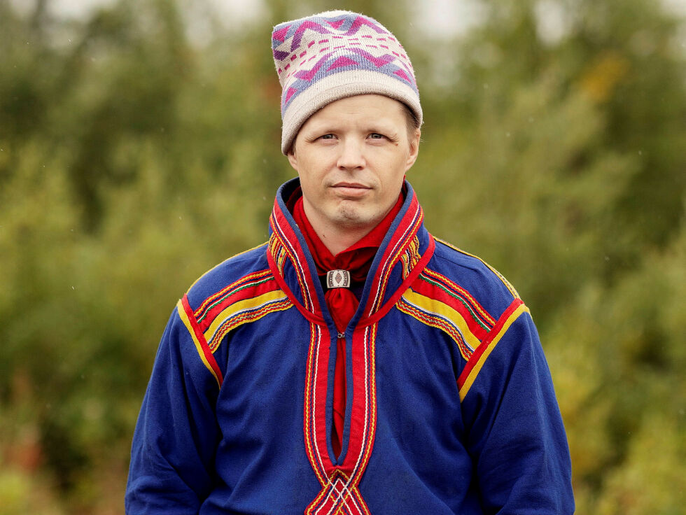 Per-Josef Idivuoma tildeles Finnmark fylkeskommunes arbeidsstipend for filmarbeidere 2025–2026.
 Foto: Marie Louise Somby