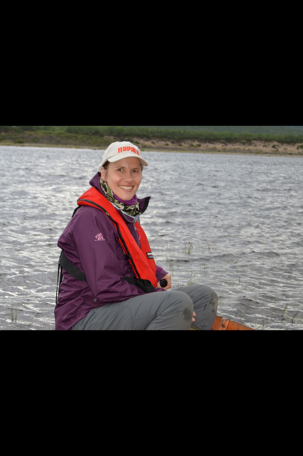 – Det viktigste er å ha det gøy, sier Ragnhild Rajala Lautz og legger ut på ny fisketur på Tanaelva.
 Foto: Hans-Petter Tapio