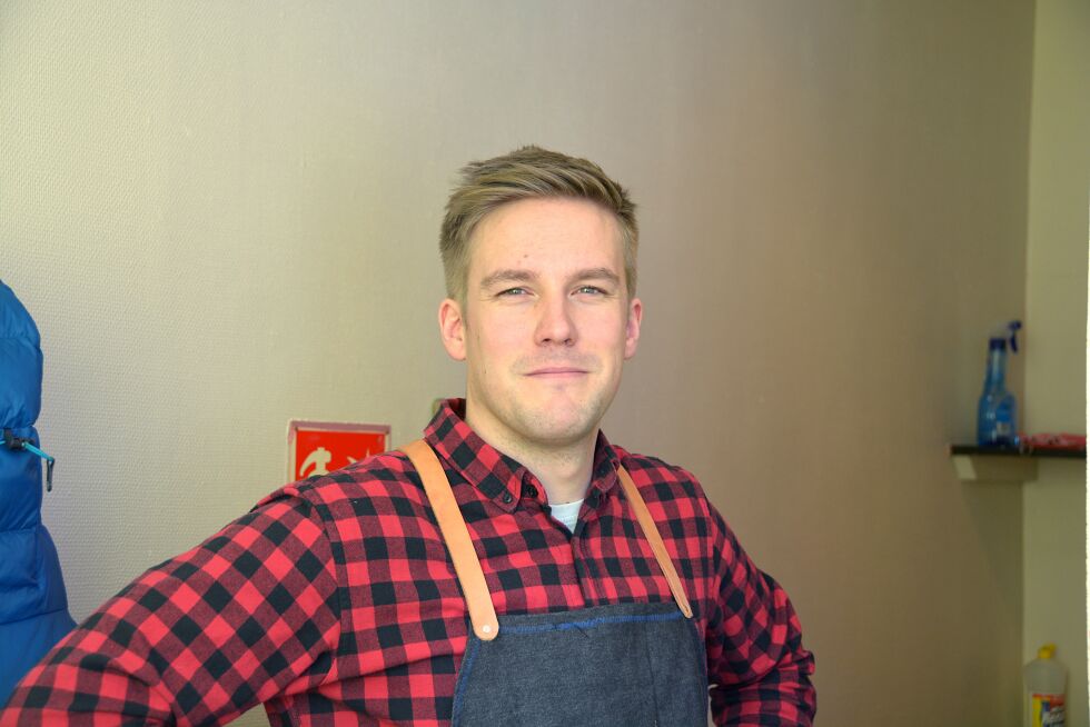 Ove Stødle sier til Ságat at å få beskjed om at man får tildelt 244.000 kroner til bedriftsutvikling er artig. Da står man opp og steker vafler, selv om man egentlig ikke er helt i form.
 Foto: Kristin Marie Ericsson