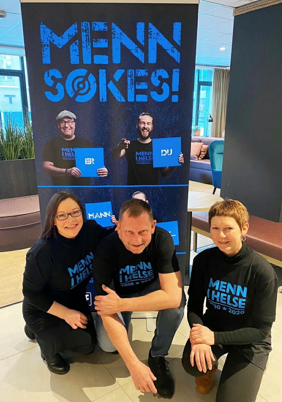 Pro­sjekt­et «Menn i hel­se» øns­ker menn i pas­se al­der, som får til­skudd un­der ut­dann­ing som hel­se­fag­ar­bei­der. Fyl­kes­ko­or­di­na­tor Gre­the Ras­mus­sen i Finn­mark og ko­or­di­na­tor i Troms, Re­na­te Sal­ang­li, øns­ker seg sær­lig sam­iske menn. Her er de sam­men med Torjar Ur­dal i Nav. Foto: Menn i hel­se