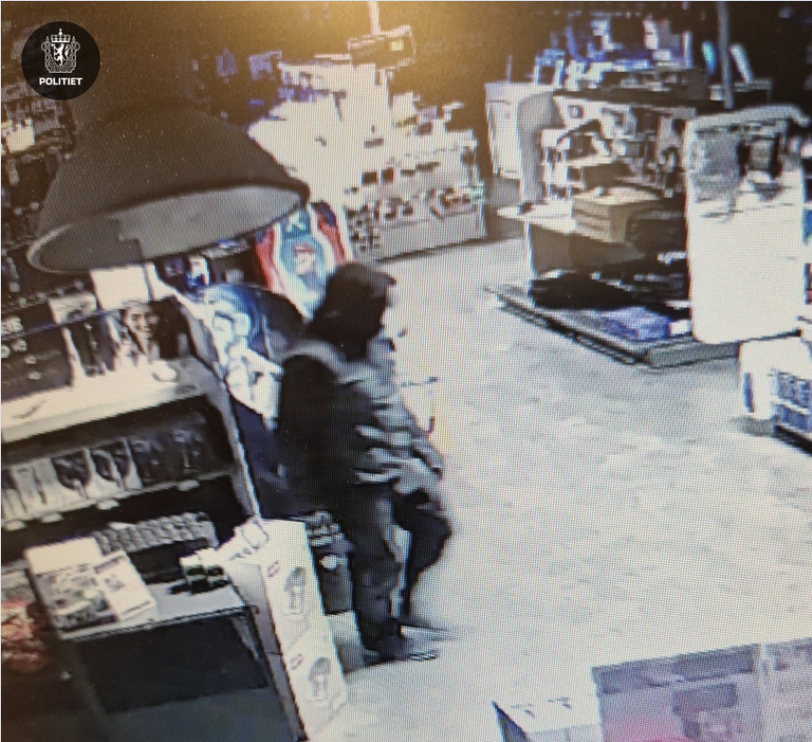 Politiet ber om tips etter innbruddet i Vadsø natt til tirsdag. Dette bildet ble tatt av et overvåkningskamera i Power-butikken.
 Foto: Overvåkningskamera