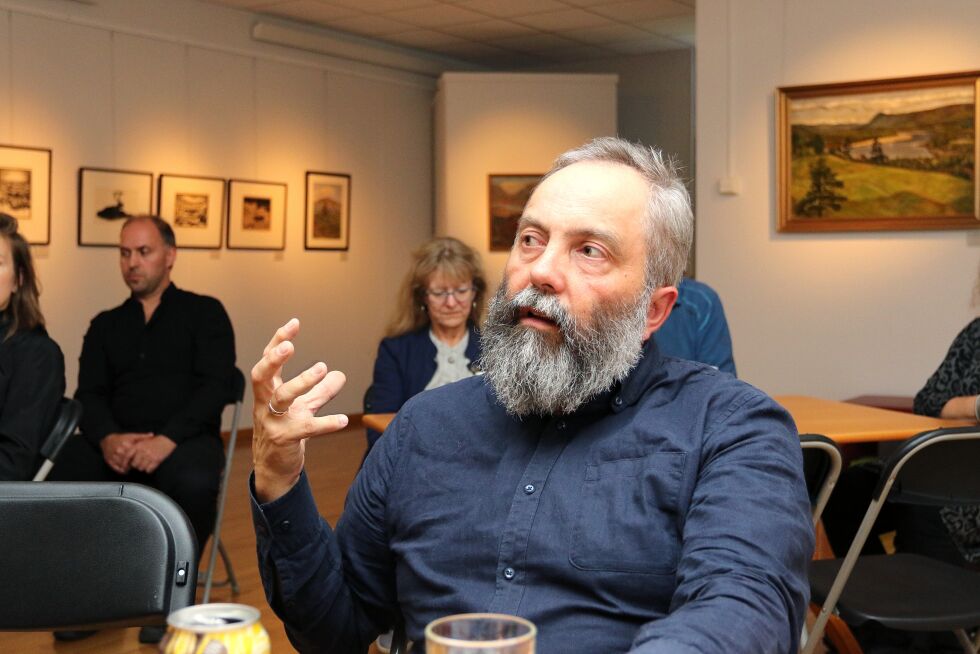 Åpningskvelden begynte med kaffe og småprat med kunsneren selv, Geir Tore Holm, i Savioutstillingen i første etasje på Grenselandmuseet.
 Foto: Silje L Kvammen