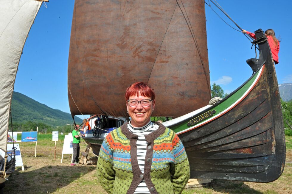 Mariann Jakobsen Mathisen har tatt hovedfagsoppgave om nordlandsbåten, og foredro om den samiske nordlandsbåten på Riddu Ri&#273;&#273;u for et fullsatt hus.
 Foto: Erik Brenli
