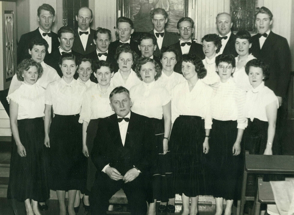 Aksel S. Mauno var den første som ble tildelt Nordkapp kommune sin kulturpris i 1977. Her sitter han i midten foran da Nordvågen Sangforening hadde konsert i Honningsvåg kirke 17. mars 1957.
Foto: Museene for gjenreisning og ky