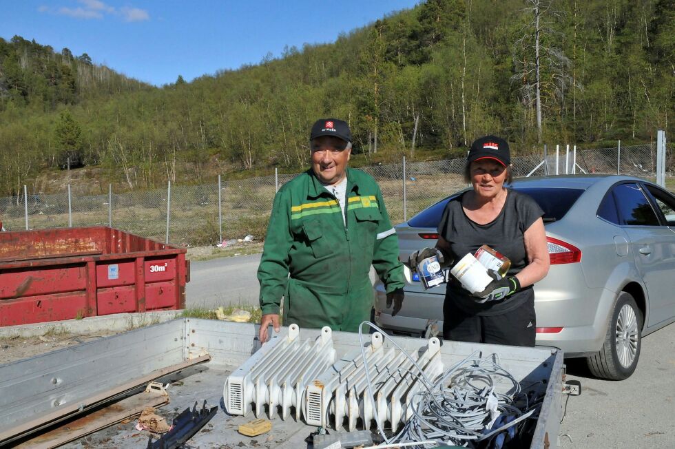 Oljeovner, malingsbokser og flere velbrukte, avdanka motorsager var noe av det Edvard og Martha Sofie Nordsletta kvittet seg med.  ALLE FOTO: HANNE KLEMETSEN