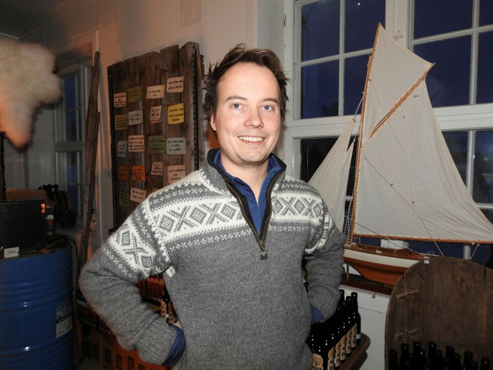 Mandag åpnet det nye, lille, ølutsalget i Lakselv. Alf Emil Paulsen i Juga mikrobryggeri tror det er marked for et ølutsalg, og satser på å selge ut sitt øl-lager rimelig kjapt. FOTO: KRISTIN MARIE ERICSSON