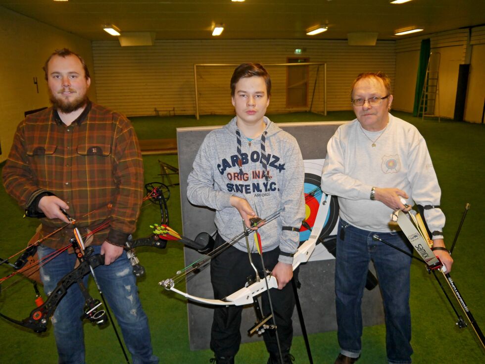 Det er nå ny aktivitet i Nordkapp Bueskytterklubb – og nye medlemmer ønskes velkommen til bueskyting i idrettshallen i Honningsvåg. Fra venstre Tom Arild Sommernes (med trinsebue), Patrik Isaksen (med trinsebue) og veteran Roy Mathisen (med Recurve-bue)
 Foto: Geir Johansen