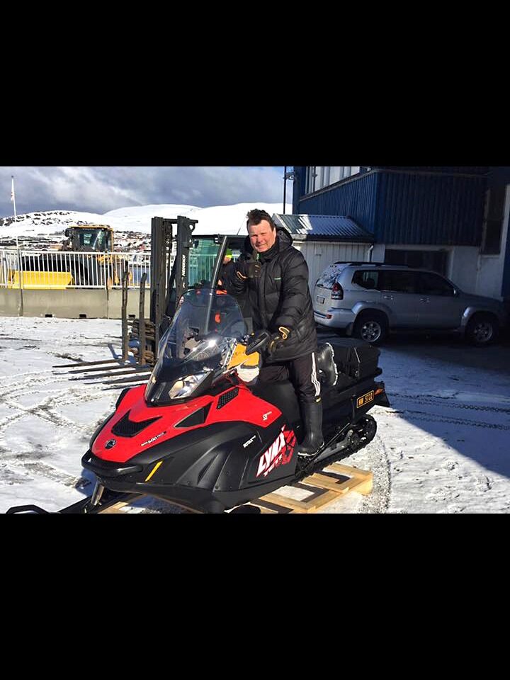 Fred-Arne Leonhardsen (bildet) og Jonas Søreide meldte seg frivillig og dro til Hammerfest for å hente den nye skuteren da den kom med hurtigruta fra Trondheim.
 Foto: Privat