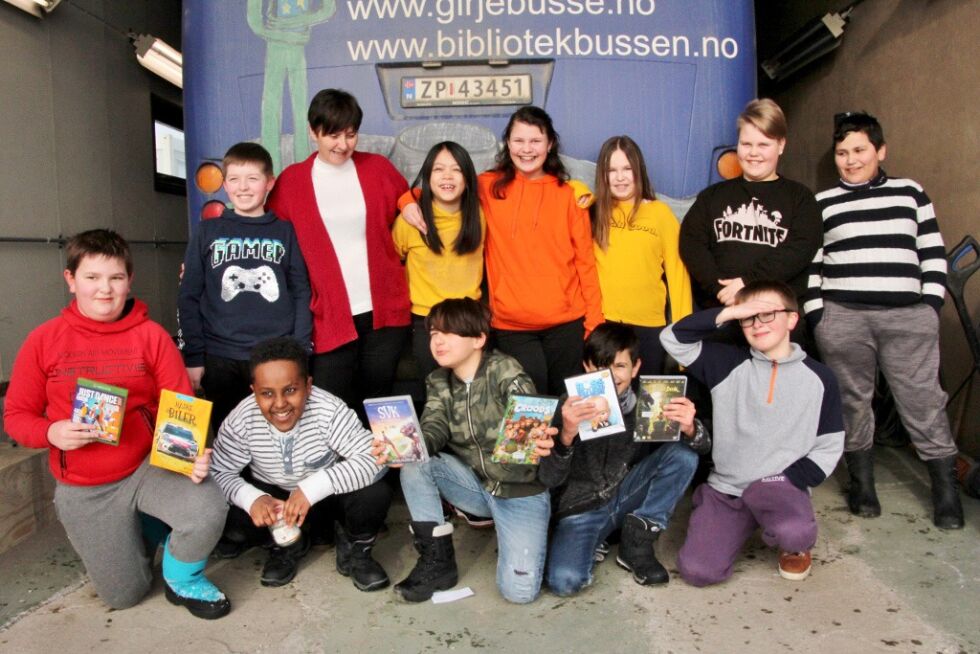 Stående fra venstre: Heike, kontaktlærer Hege, Cheng, May-Kelly, Evelin, Mats, Khaled. Sittende fra venstre: Daniel, Rehabot, Abdo, Jawad, Adrian. Elevene Steven og Maise var ikke til stede på festen.
 Foto: Privat