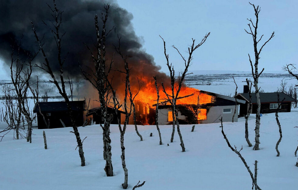 Hytta var totalt overtent da brannmannskapet kom, og kunne ikke reddes.
 Foto: Vadsø brannvesen