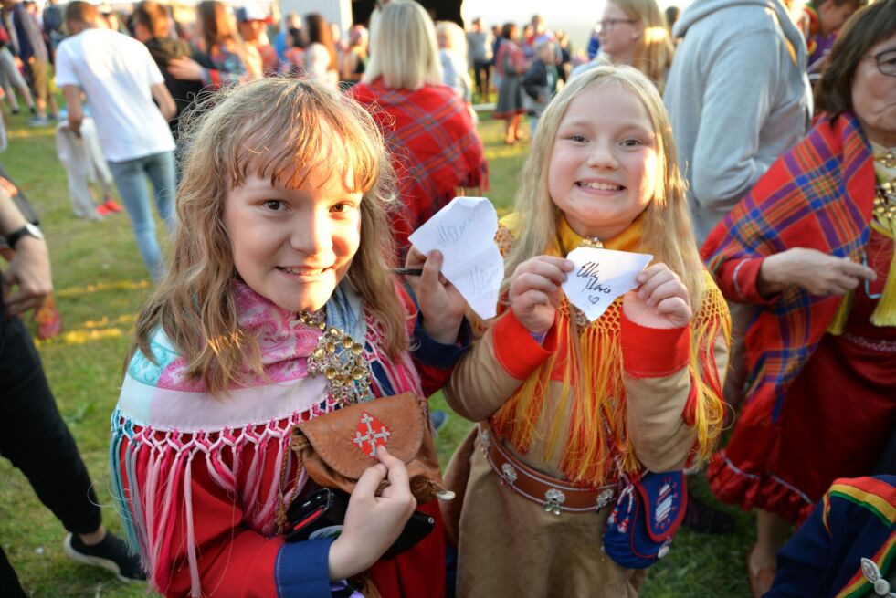 Máret Risten Graven Romsdal og Márjá Lisa Graven Romsdal viser stolt frem autografene de har fått av Ella Marie.
 Foto: Steinar Solaas