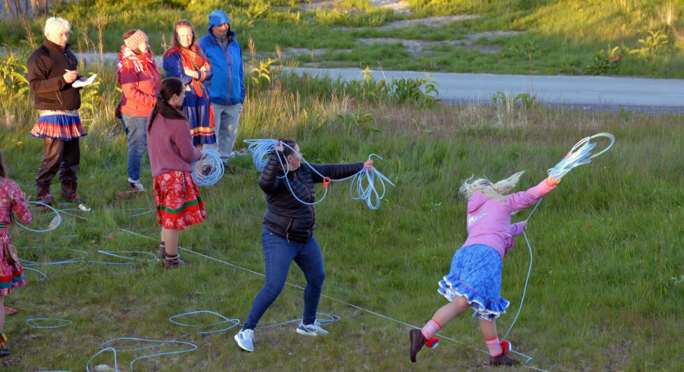 Vinner i dameklassen ble Vaino Persson (i midten), andreplass fikk Elle Sara Sparrok (til venstre) og tredjeplassen gikk til Inga Márjá Lango.
 Foto: Steinar Solaas