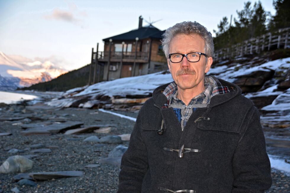 – Her i strandkanten skrev Nils-Aslak Valkeapää diktsamlingen «Jorda, min mor» forteller doktor i litteratur, Lars Nordström. I hele januar har han oversatt diktene til engelsk.
 Foto: Elin Margrethe Wersland