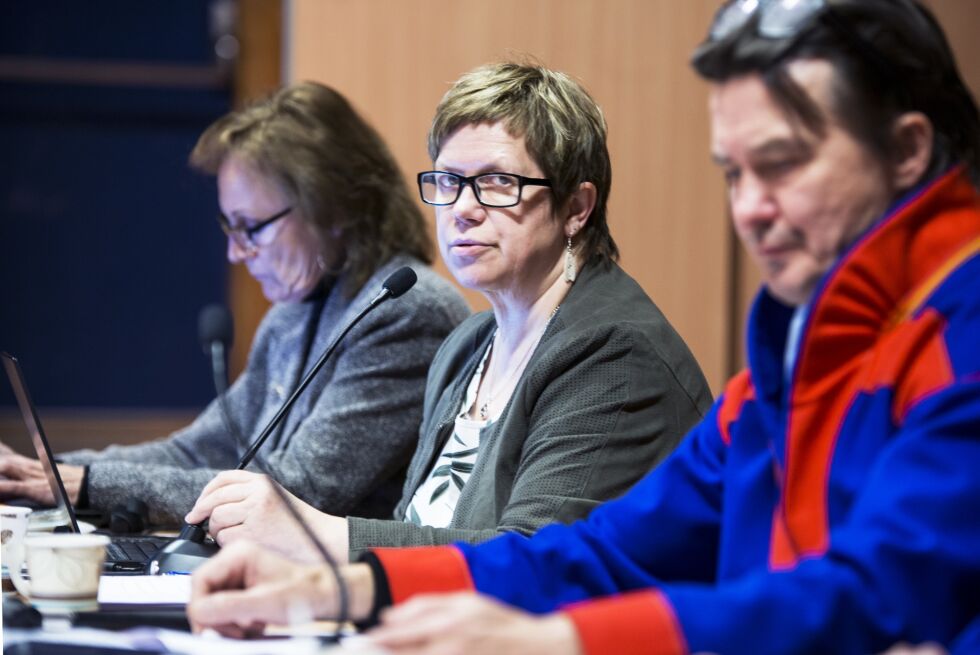 Kommunestyrets flertall vedtok å opprettholde oppsigelsen av rådmann Elfrid Boine (i midten). Til høyre fungerende ordfører John Nystad.
 Foto: Arkiv