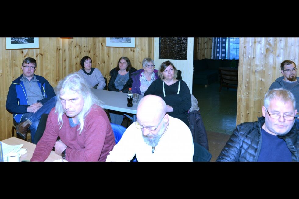 Bakerst i kommunestyresalen satt Tove Bertheussen, Annbjørg Kivikoski og Torill Olsen. Alle er helseansatte, og er kritiske til tilbudet kommunen gir til demente.
 Foto: Lars B Persen