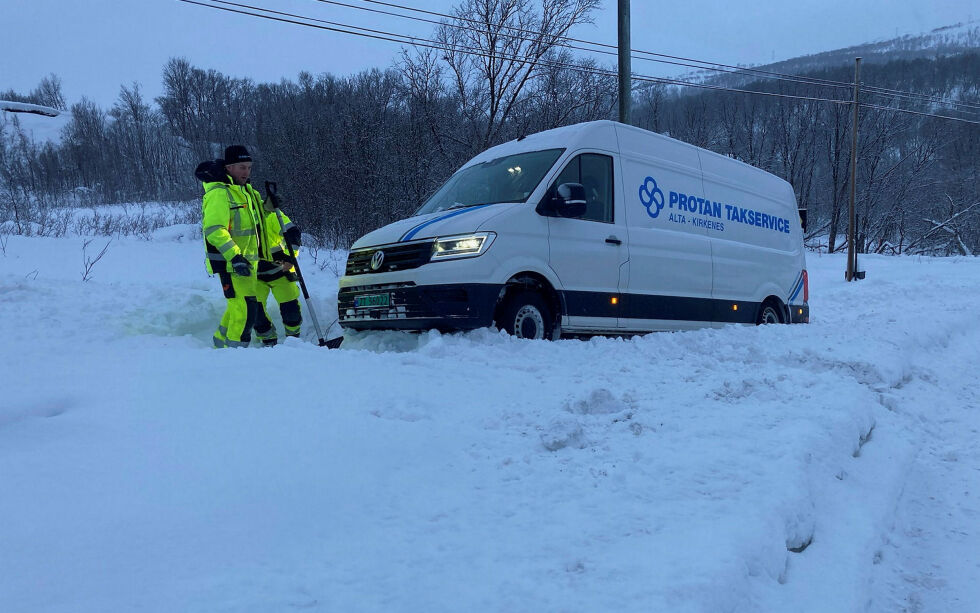 Bil utfor veien på E6 i Billefjord.
 Foto: Anthon Sivertsen
