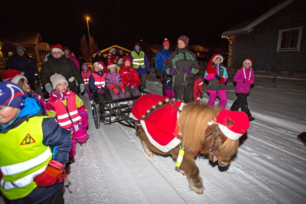 Mange hadde møtt opp på nissetoget i Varangerbotn, anført av hesten «Baileys», og Sissel Røstgård med tømmene.
 Foto: Lena M Kristiansen