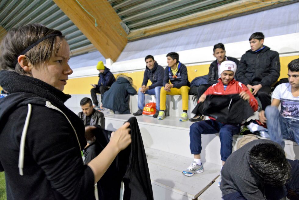 Iselin Masternes Korslund brukte juleshowhonoraret til en innsamlingsaksjon for å skaffe fotballutstyr til femten fotballglade afghanere på mottaket for mindreårige asylsøkere i Lakselv, slik at de kunne delta på idrettslagets venneturnering tirsdag. Iselin hadde to og en halv dag til rådighet, og klarte det med bygdas hjelp. Trøyene ble delt ut bare minutter før kampstart, og spenningen var stor blant de unge om de fikk trøyer som passet.
 Foto: Sonja E. Andersen