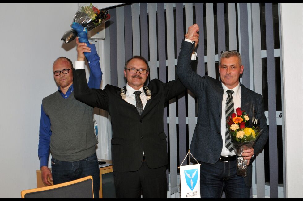 Torsdag kveld ønsket avtroppende ordfører Ragnar Olsen (Ap) arvtakerne Jan Arvid Johansen (FrP) og Terje Wikstrøm (Ap) lykke til i sine verv som henholdsvis varaordfører og ordfører.
 Foto: Frida Persen