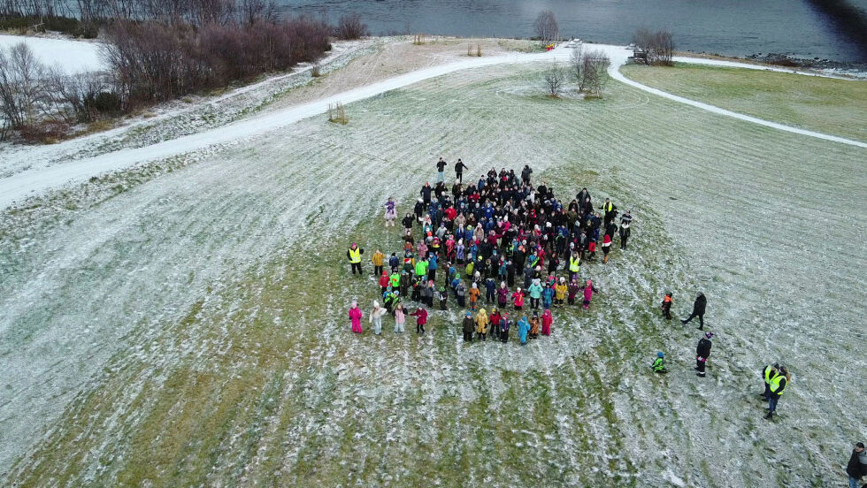 Hele dansen kan ses på YouTube ved å søke på RAYHIL og BlimEtanaskolene.
 Foto: Raymond Hildonen
