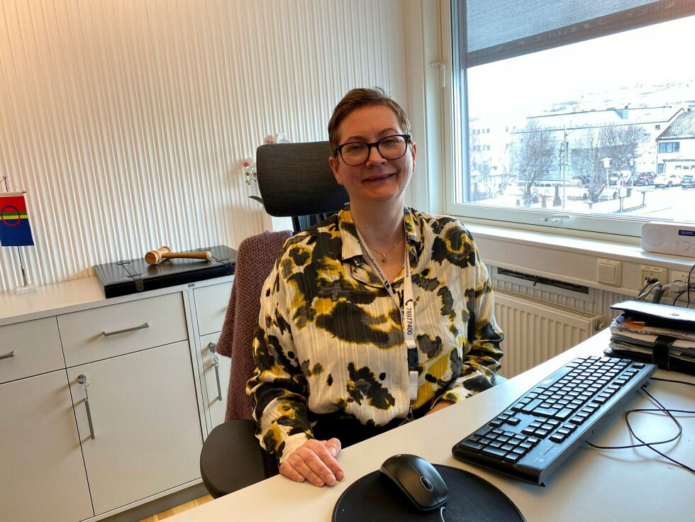 Elever og lærere er nok aller mest fornøyd med at rørleggerlinja består i Kirkenes, men også ordfører Lena Norum Bergeng er godt tilfreds med den politiske tverrvendinga.
 Foto: Hallgeir Henriksen