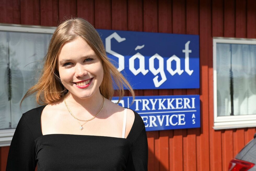 Kine Jeanette Finstad er Ságat sin nye sommervikar, og hun skal de neste par månedene skrive om hendelser fra Lakselv.
 Foto: Irene Andersen